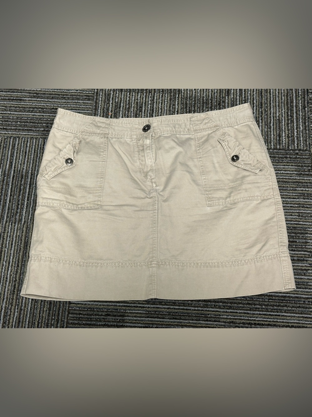 Women’s beige skirt, size 12, Dahlia collection, zipper button closure pockets